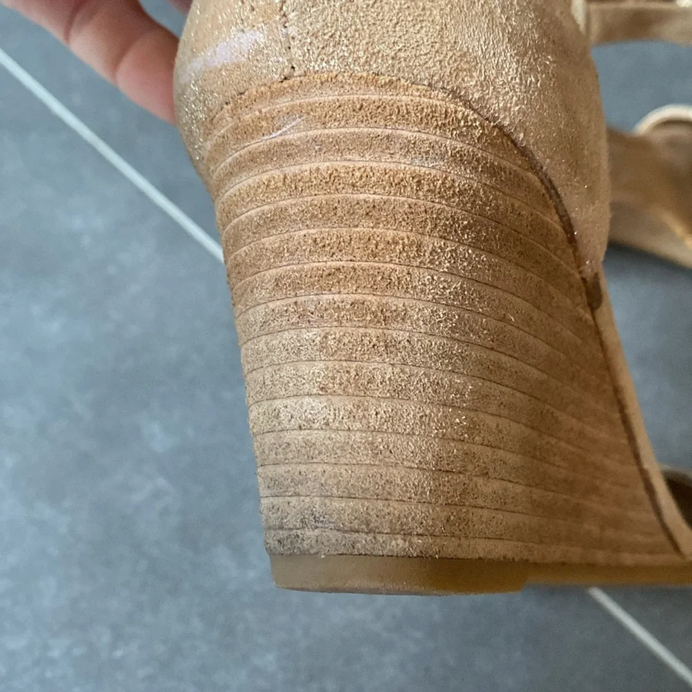 Soft womens Marla suede‎ wedge heel Sandals in gold size 9